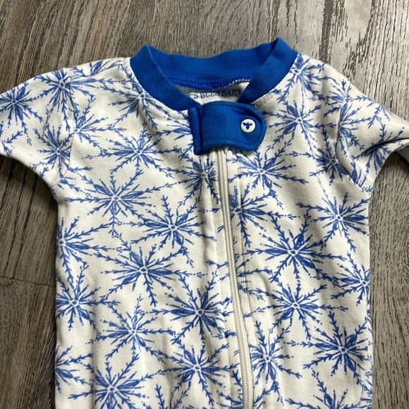 Burt’s Bees Baby Blue and White Snowflake Footie Pajama One Piece, size 0-3 mo - Picture 6 of 7
